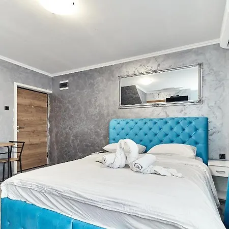 Room Apartment *