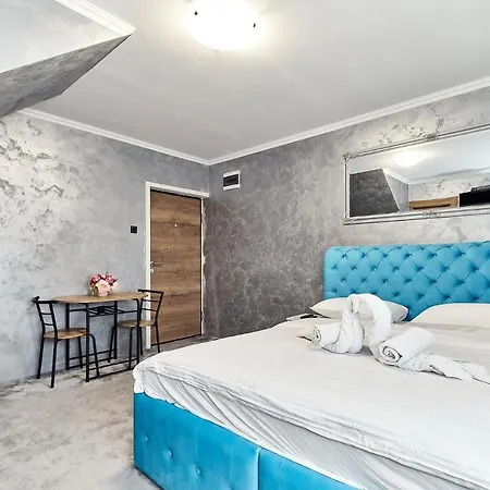 Room Apartment *